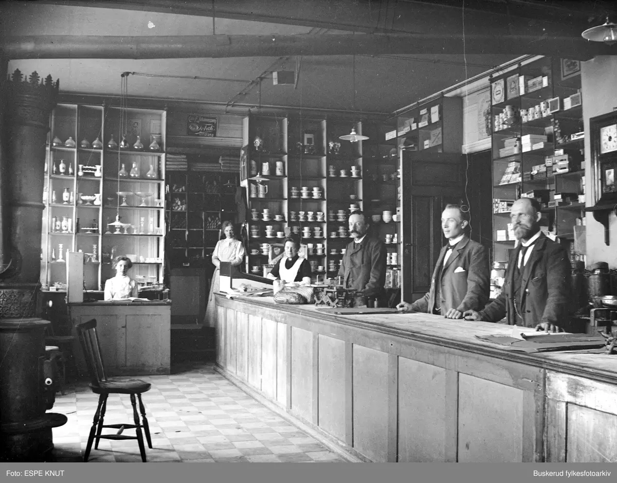 Butikk i Hønefoss
Kjøpmannsdisk
1910