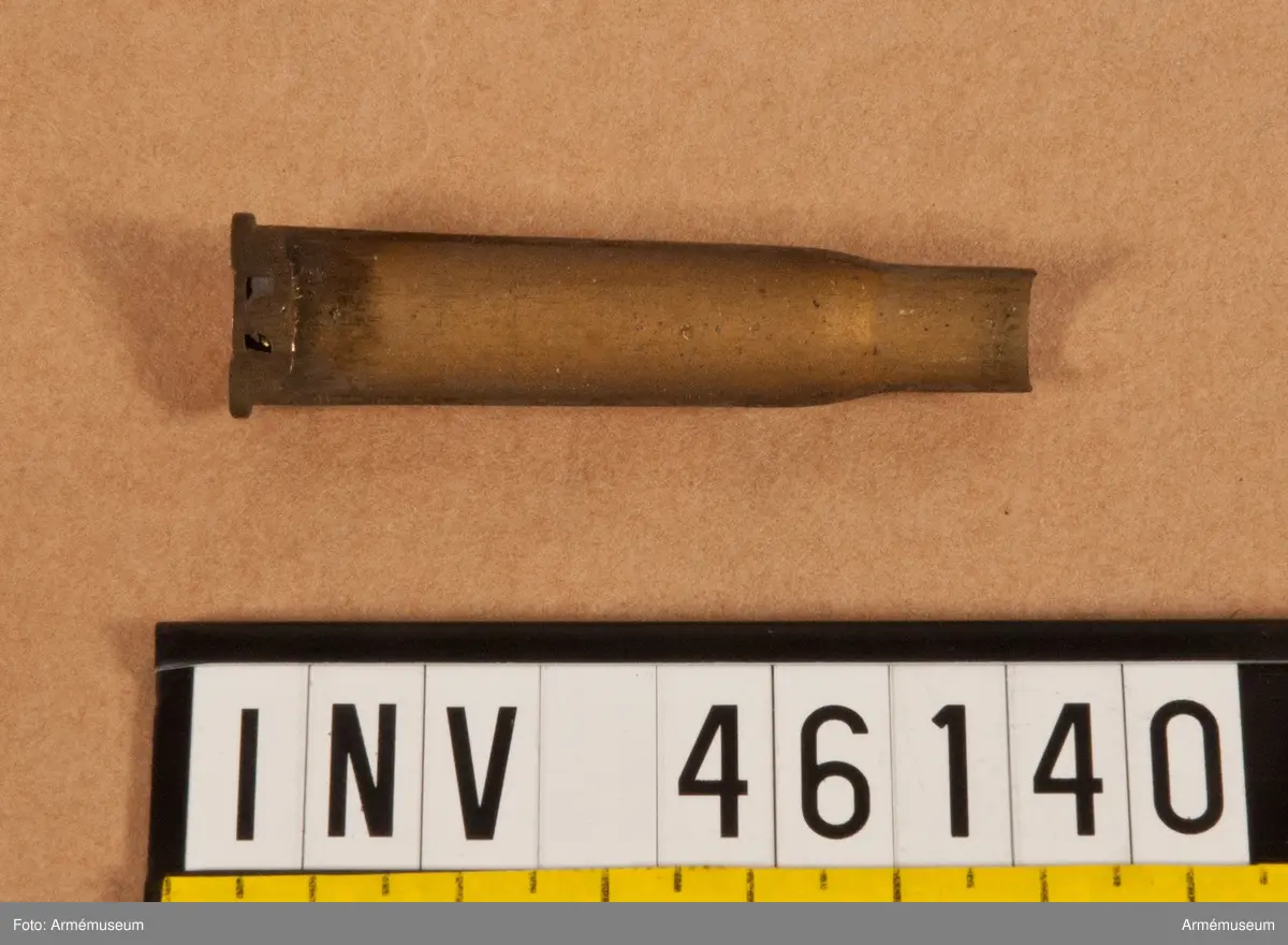 Grupp V.
8 mm genomskuren blind patron till 8 mm gevär m/1867-69.