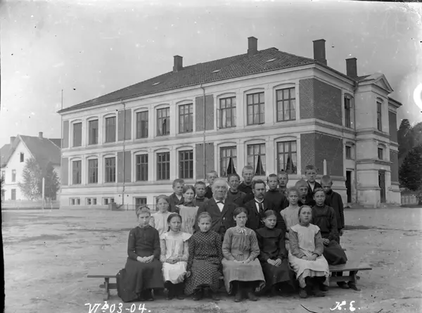 Klassebilde  6. klasse 1903-1904 på Hønefoss Folkskole