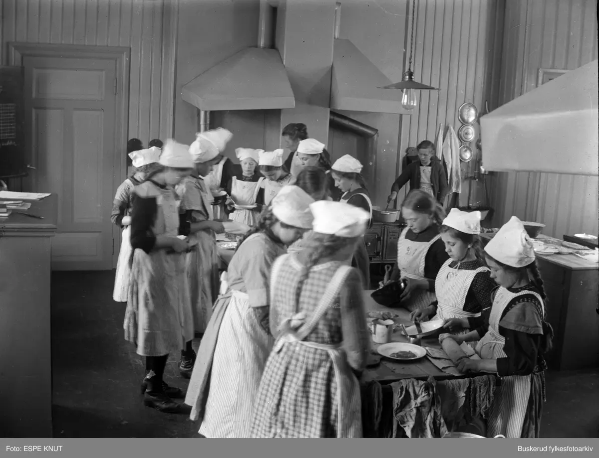skolekjøkken ved Hønefoss Folkeskole ca 1910