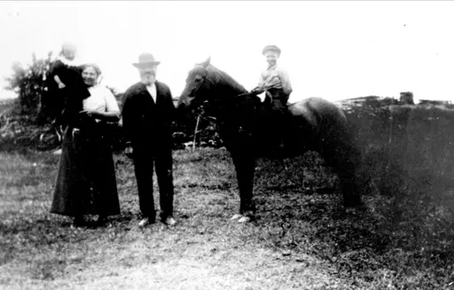 På hesteryggen. Glomså.