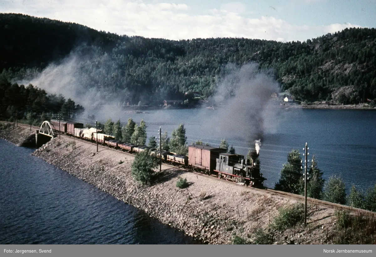 Nordgående godstog 5661, trukket av damplokomotiv nr. 2, på fyllingen ved Hægeland bru