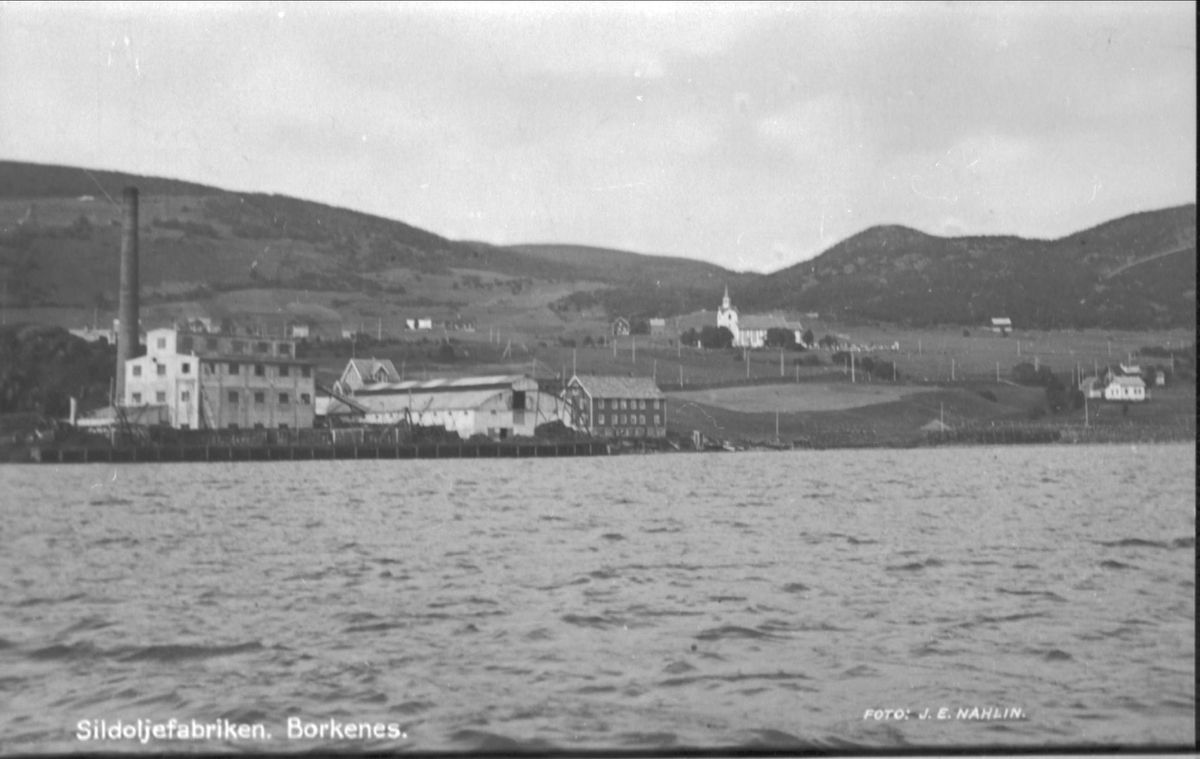 Postkort med sildoljefabrikken på Borkenes. Kvæfjord kirke i bakgrunnen.