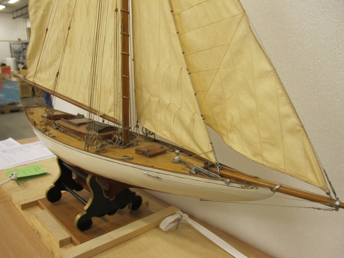 Segelkutter, skärgårdskryssaren ALCA. Fullständigt inredd med kajuta och sittrum. Modell byggd i ett trä. Riggad. Mast i en längd med gaffelsegel, fock och klyvare. Flagga och igenkänningsstandert. Vitmålad, röd botten. Fernissat däck och inredning. Stativ fernissat och förgyllt.
Alca var  45, 2 fot lång och 8,9 fot bred