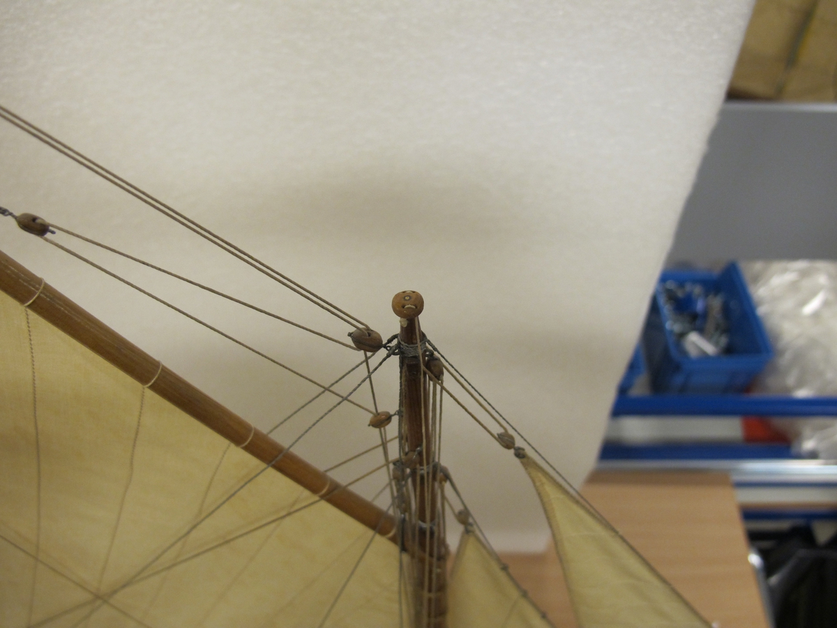 Segelkutter, skärgårdskryssaren ALCA. Fullständigt inredd med kajuta och sittrum. Modell byggd i ett trä. Riggad. Mast i en längd med gaffelsegel, fock och klyvare. Flagga och igenkänningsstandert. Vitmålad, röd botten. Fernissat däck och inredning. Stativ fernissat och förgyllt.
Alca var  45, 2 fot lång och 8,9 fot bred