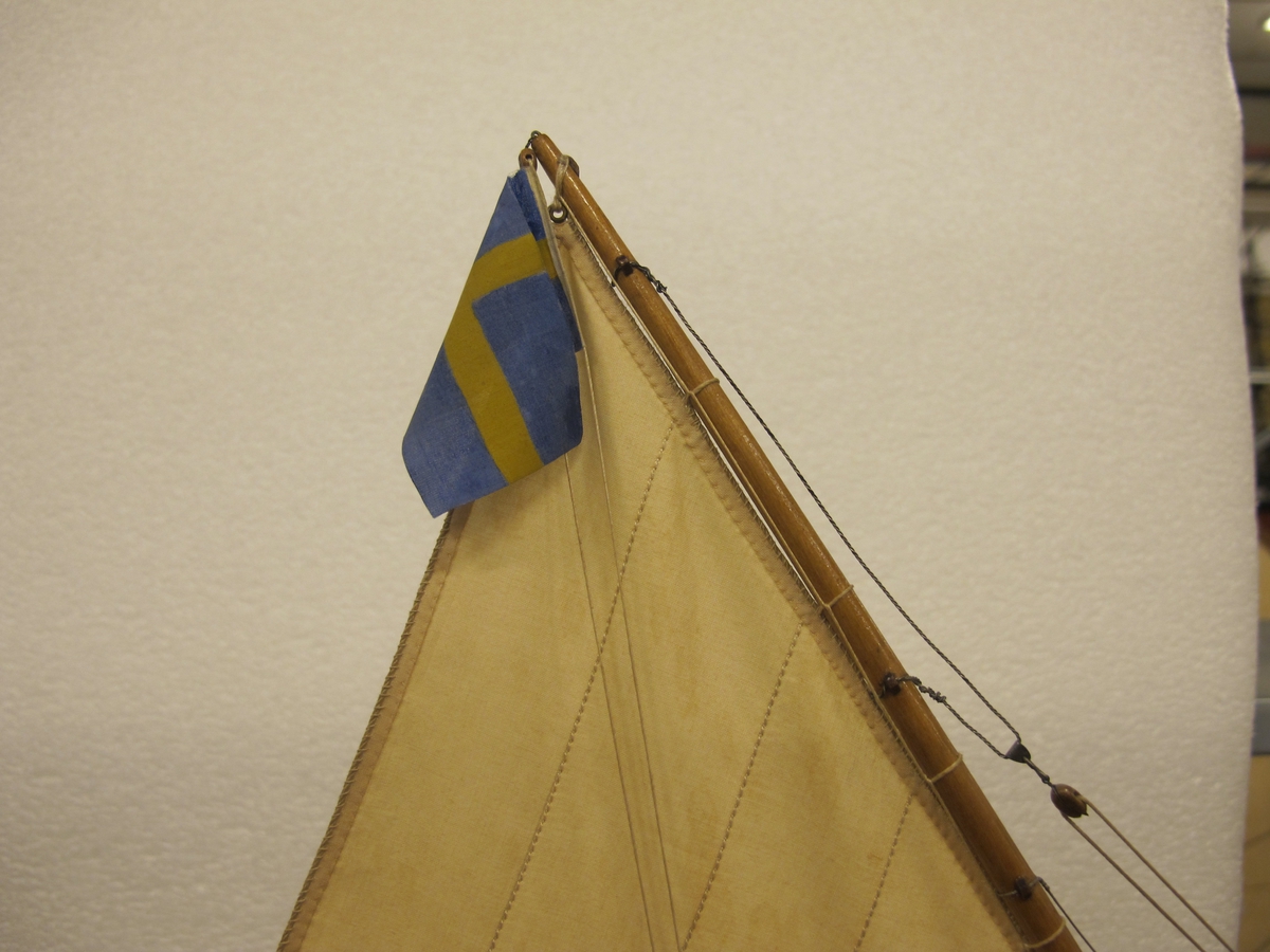 Segelkutter, skärgårdskryssaren ALCA. Fullständigt inredd med kajuta och sittrum. Modell byggd i ett trä. Riggad. Mast i en längd med gaffelsegel, fock och klyvare. Flagga och igenkänningsstandert. Vitmålad, röd botten. Fernissat däck och inredning. Stativ fernissat och förgyllt.
Alca var  45, 2 fot lång och 8,9 fot bred