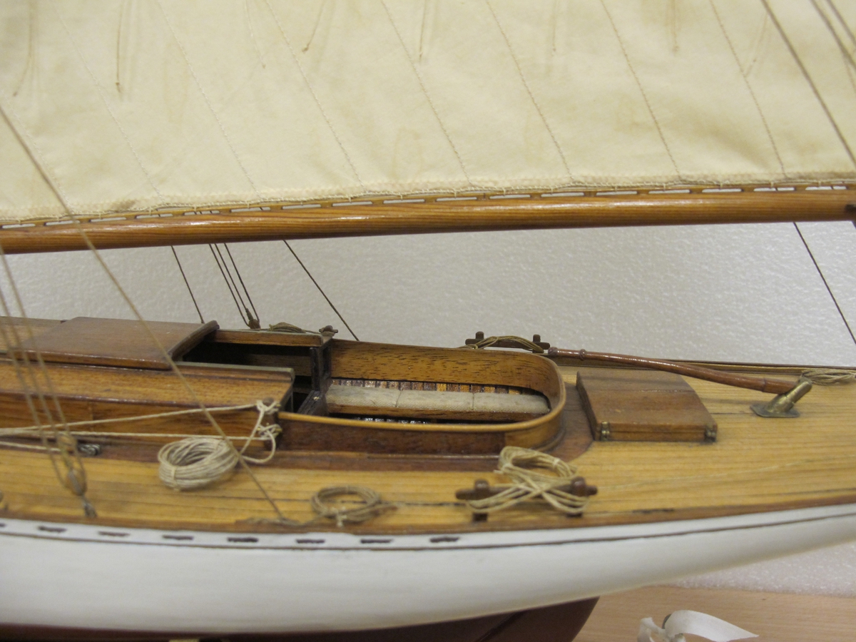 Segelkutter, skärgårdskryssaren ALCA. Fullständigt inredd med kajuta och sittrum. Modell byggd i ett trä. Riggad. Mast i en längd med gaffelsegel, fock och klyvare. Flagga och igenkänningsstandert. Vitmålad, röd botten. Fernissat däck och inredning. Stativ fernissat och förgyllt.
Alca var  45, 2 fot lång och 8,9 fot bred