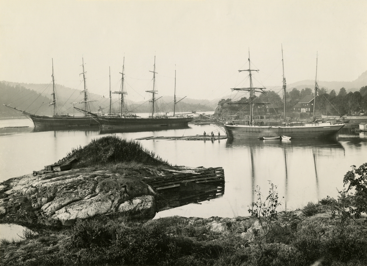 Bark 'Guldbringa' (b.1874) i midten og skonnert 'Sandøen' (b.1867) liggende til høyre. Ukjent skip til venstre