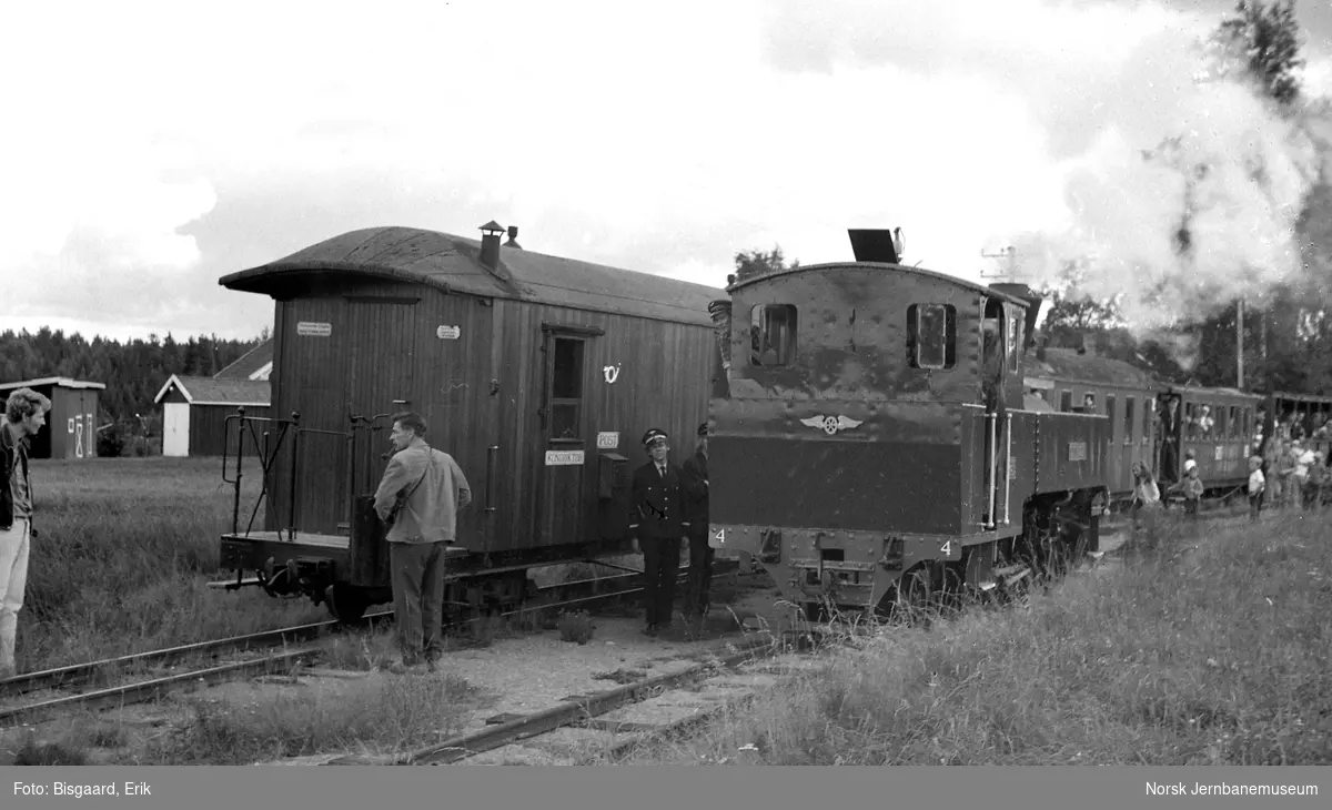 Damplokomotiv nr. 4 med tog på Fossum
