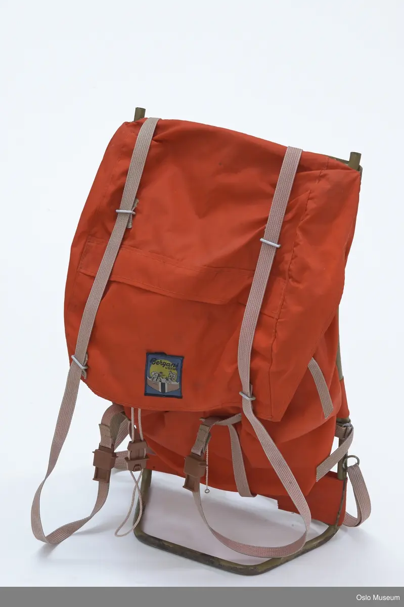 Oransje, nylon med lys brune remmer, aluminiums ramme/ meis.