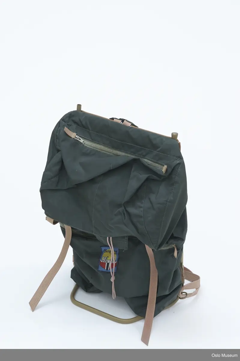 Grønn, nylon, lys bryune remmer, aluminiums ramme / meis, lommer med glidelås.