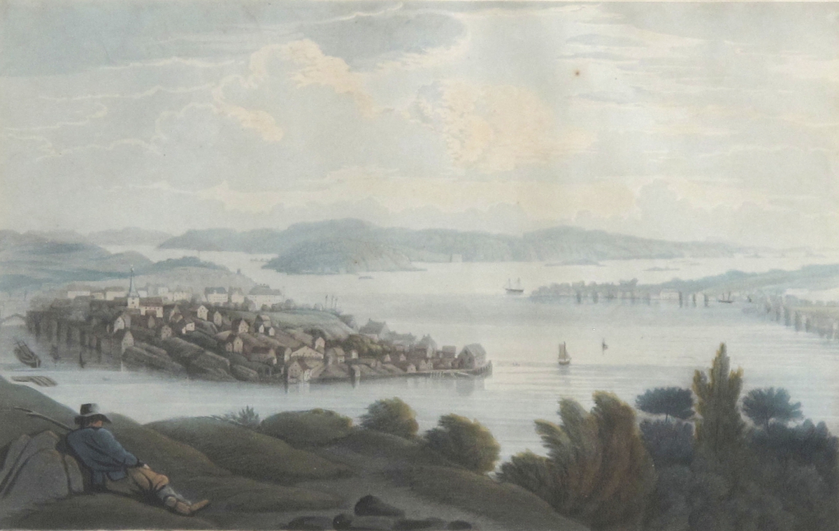 Arendal - Tyholmen, sett fra Skibberhei. Kolbjørnsvik t.h. Tromøy i bakgrunnen. I forgrunnen en mann med hatt, hvilende på bakken.