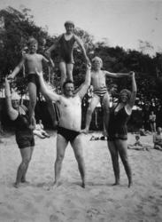 "Tulebos starke man" Karl Alberts (mannen i badbyxor) står i