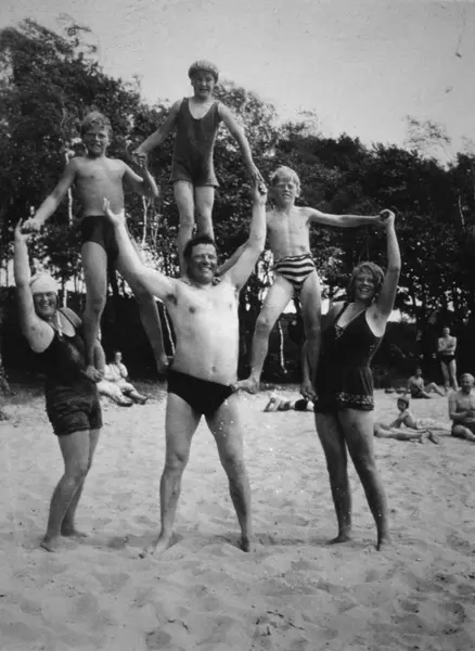 "Tulebos starke man" Karl Alberts (mannen i badbyxor) står i