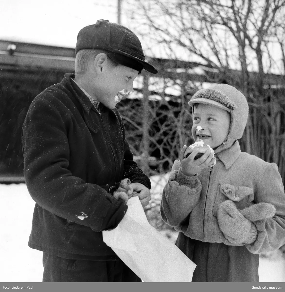 Reportagefoto. Pojkar äter semlor. Selånger.