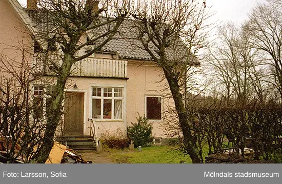 Bostadshus med en skräphög i trädgården.