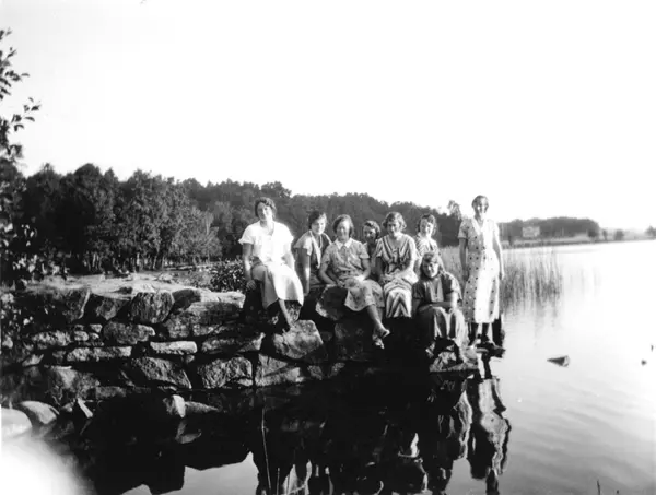 Personal från Stretereds skolhem sitter eller står på stenar