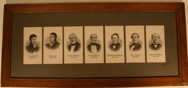 Montasje av sju portretter i glass og ramme.