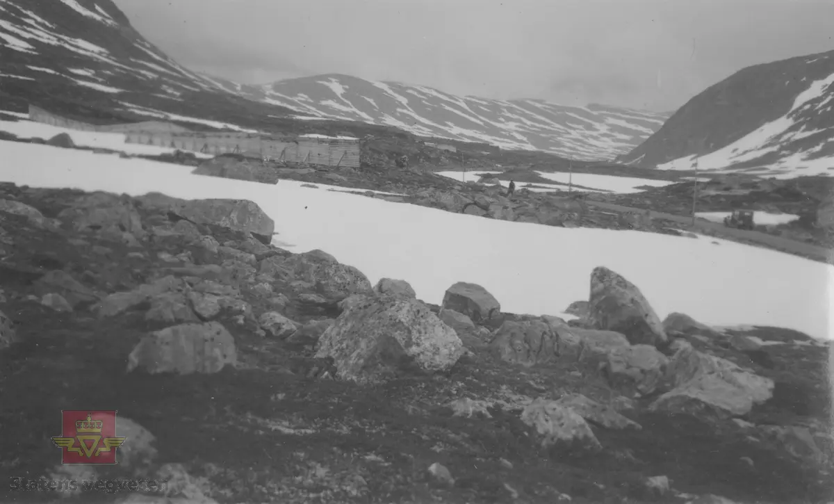 Album fra 1929-1943. Sognefjellsvegen. Snøskjermer ved vegen. I følge merking i album.