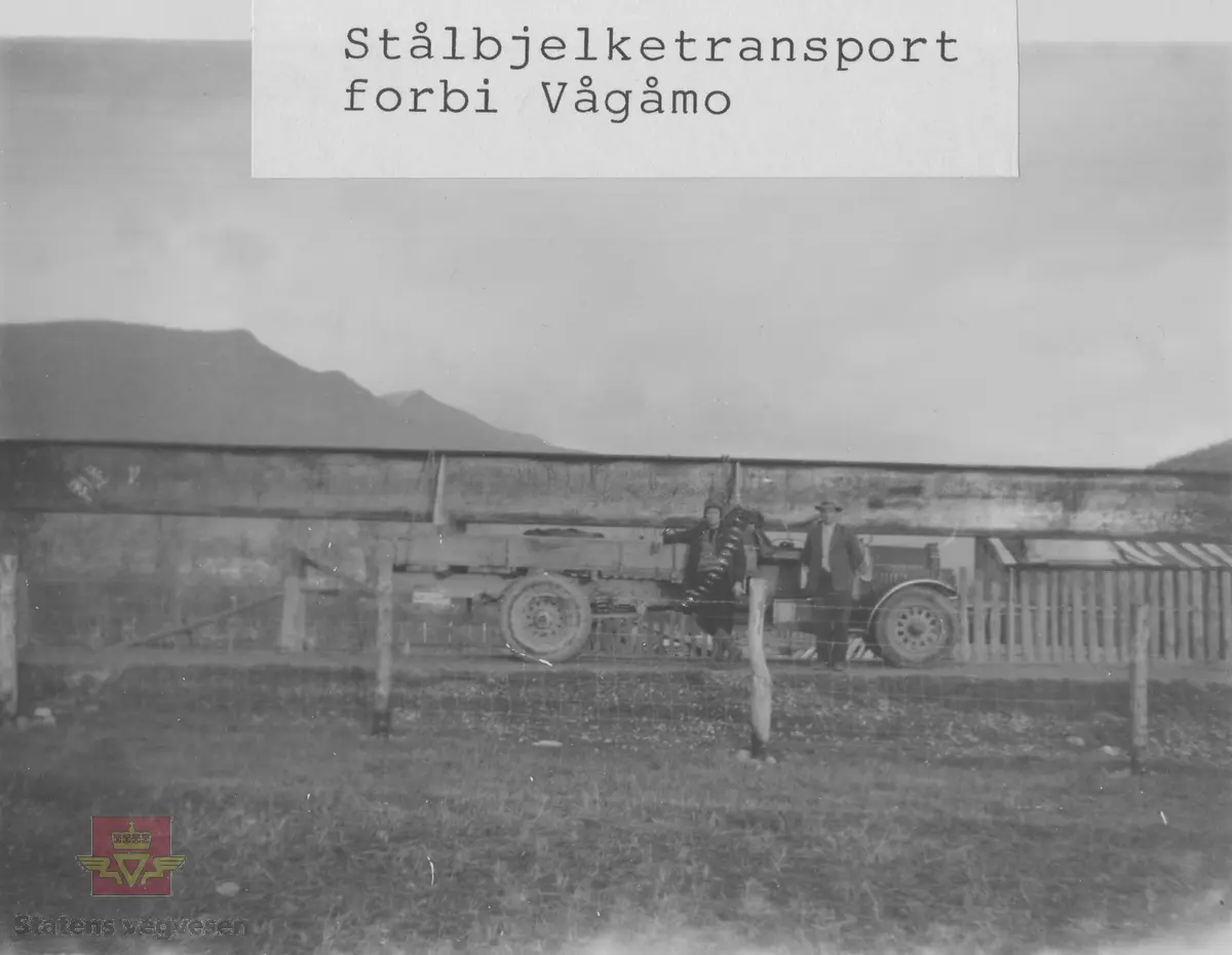 Album fra 1929-1943.  "Stålbjelketransport  forbi Vågåmo". Knyttes til bildene NVM 00-F-32865, NVM 00-F-32867, NVM 00-F-32868.

24.06.2015: Federal E-156 i fra A/S Skjaakbilene.

25.06.2015: A/S Skjaakbilene ble etablert i 1919. De overtok da en Opel lastebil  i fra  Skjaak almenning. I bilsakskyndig A. Skaar sin regprotokoll ble bilen da tildelt regnr. E-156. Bilen ble solgt i 1921  og E-156 ble overført til en Federal med samme eier.  I reglistene for 1925 og 1930 er det fortsatt en Federal på dette  regnr.  Bilen på bildet er en tidlig 20 talls Federal. (Informant til kjøretøyet på bildet v/tidligere daglig leder John Hindklev ved Norsk Kjøretøyhistorisk Museum).

25.06.2015: Årsmodell 1923 iflg. Norges Bilbok 1935, hvor den fortsatt står på samme eier. Merke og årstall stemmer med Tad Burness: American Truck Spotter's Guide 1920 - 1970.