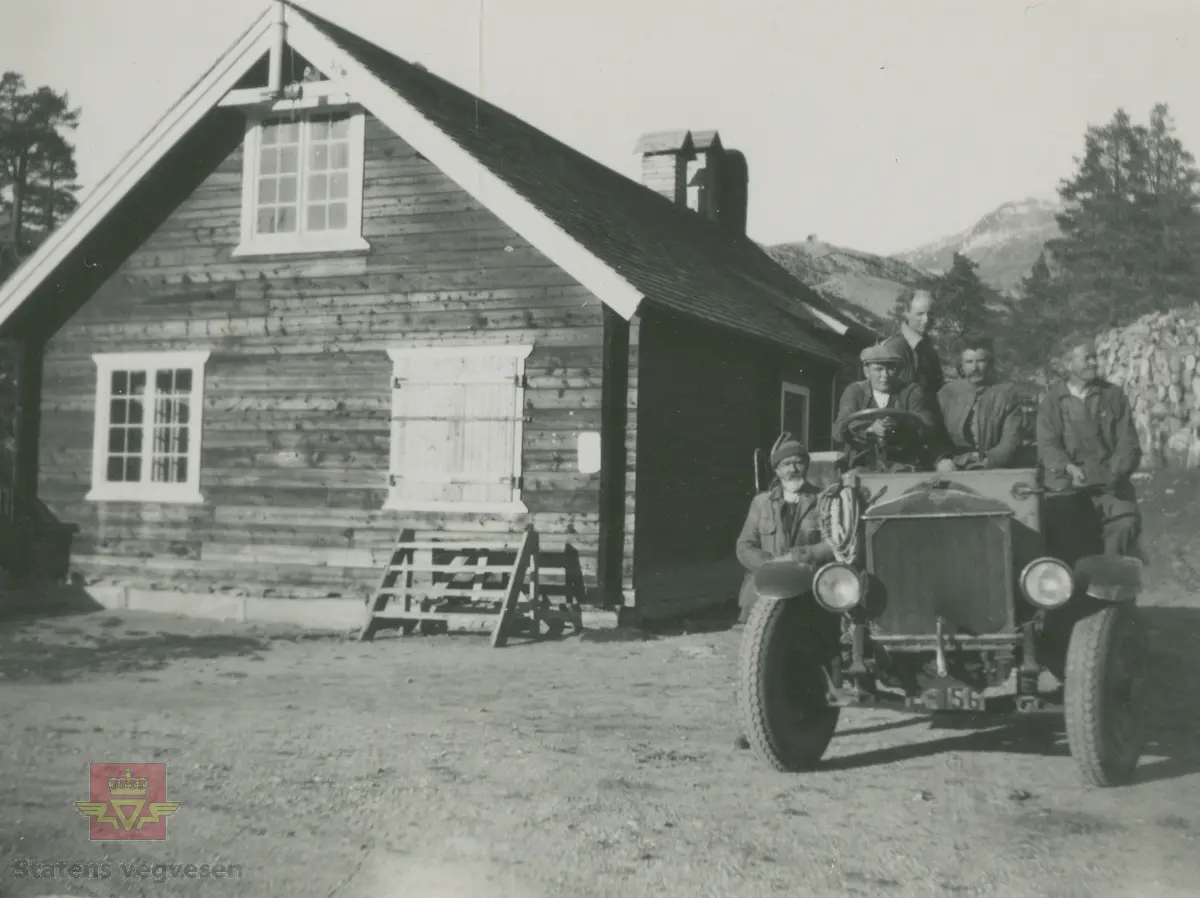 Album fra 1929-1943. " Stålbjelketransport  forbi Vågåmo". Knyttes til bildene NVM 00-F-32865, NVM 00-F-32866, NVM 00-F-32867. 

24.06.2015: "Federal E-156 i fra A/S Skjaakbilene. 

25.06.2015: A/S Skjaakbilene ble etablert i 1919. De overtok da en Opel lastebil  i fra  Skjaak almenning. I bilsakskyndig A. Skaar sin regprotokoll ble bilen da tildelt regnr. E-156. Bilen ble solgt i 1921  og E-156 ble overført til en Federal med samme eier.  I reglistene for 1925 og 1930 er det fortsatt en Federal på dette  regnr.  Bilen på bildet er en tidlig 20 talls Federal. (Informant til kjøretøyet på bildet v/tidligere daglig leder John Hindklev ved Norsk Kjøretøyhistorisk Museum)

25.06.2015: Årsmodell 1923 iflg. Norges Bilbok 1935, hvor den fortsatt står på samme eier. Merke og årstall stemmer med Tad Burness: American Truck Spotter's Guide 1920 - 1970.