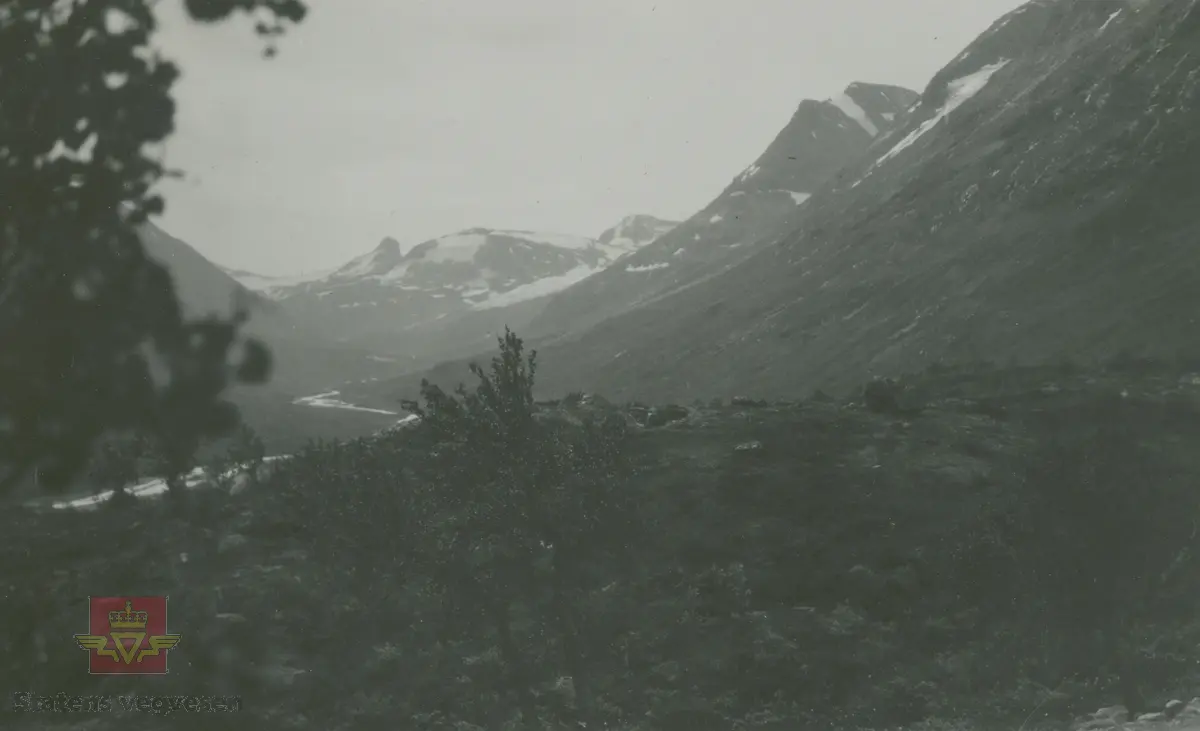 Album fra 1929-1943. Trase' for Sognefjellsvegen nedenfor Krossbu. Utsikt mot Leirdalen med Stedtind.