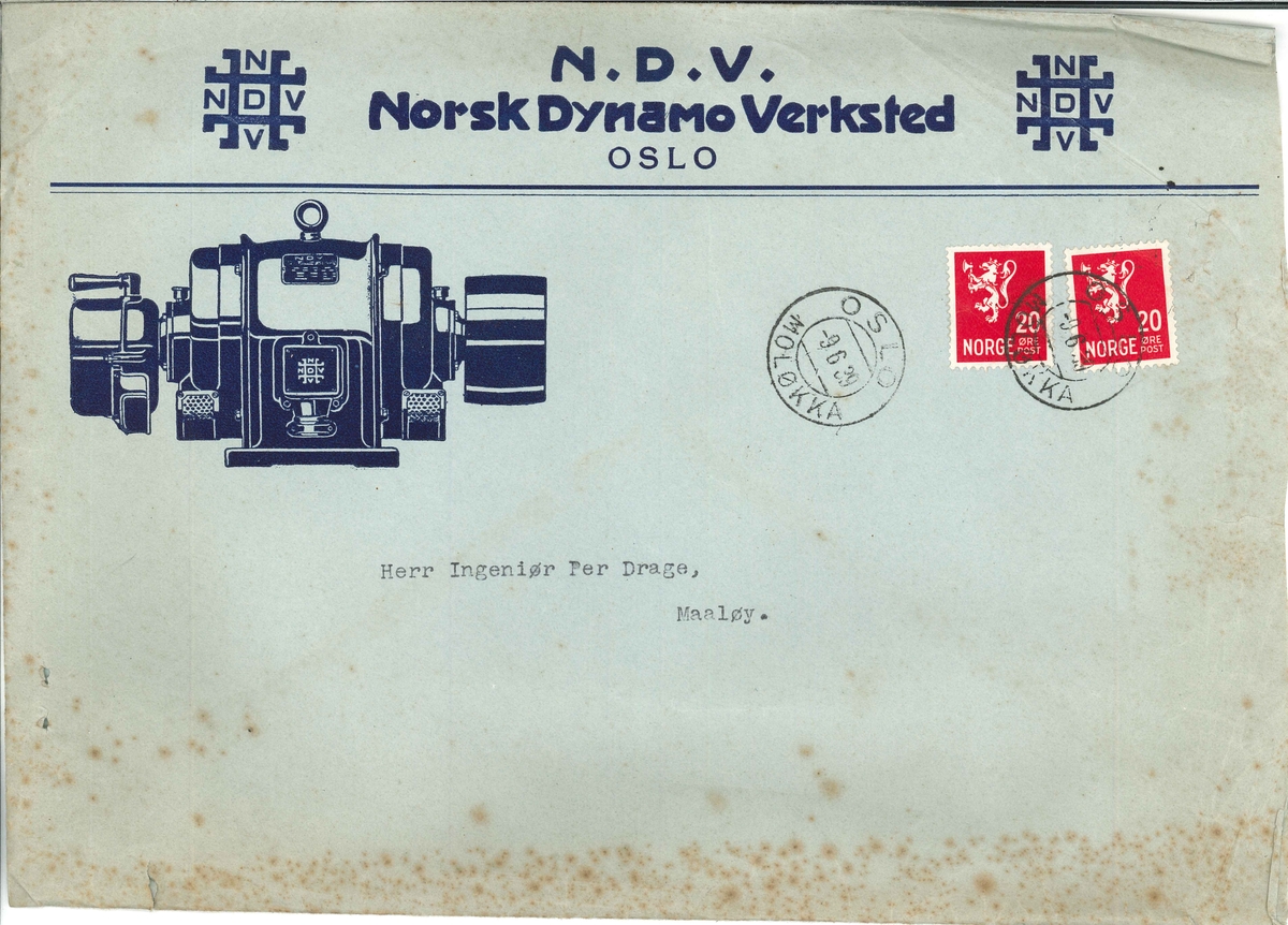Konvolutt innhaldande maskinskrive brev og 4 ark med ovresyn over produkter som avsendar tilbyr. Konvolutten er adressert til Herr Ingeniør Per Drage, Maaløy. Avsendar er N.D.V. Norsk Dynamo Verksted.
Produktarka visar elektro-motorar, ventilatorar og propellvifter.