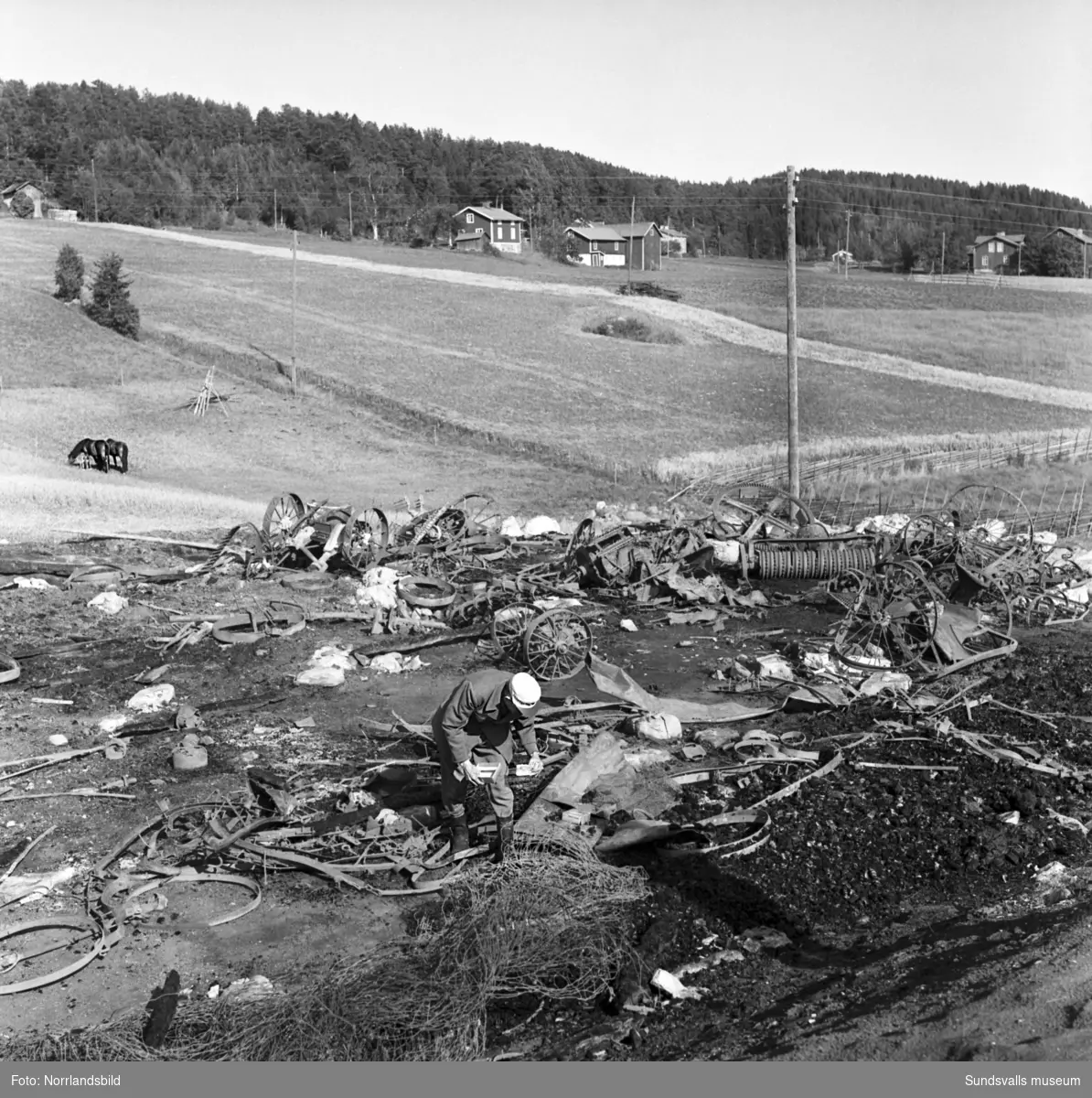 Efter den stora branden som ödelade stora delar av byn Harv i Attmar. Byborna reparerar och rensar upp i bråten.