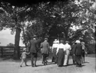 Promenad på vägen mellan stallarna och slottet. Strömsholm 1910-11.