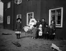 Familjeidyll utanför värdshuset. Lärarfruar med barn. Strömsholm 1910-11.