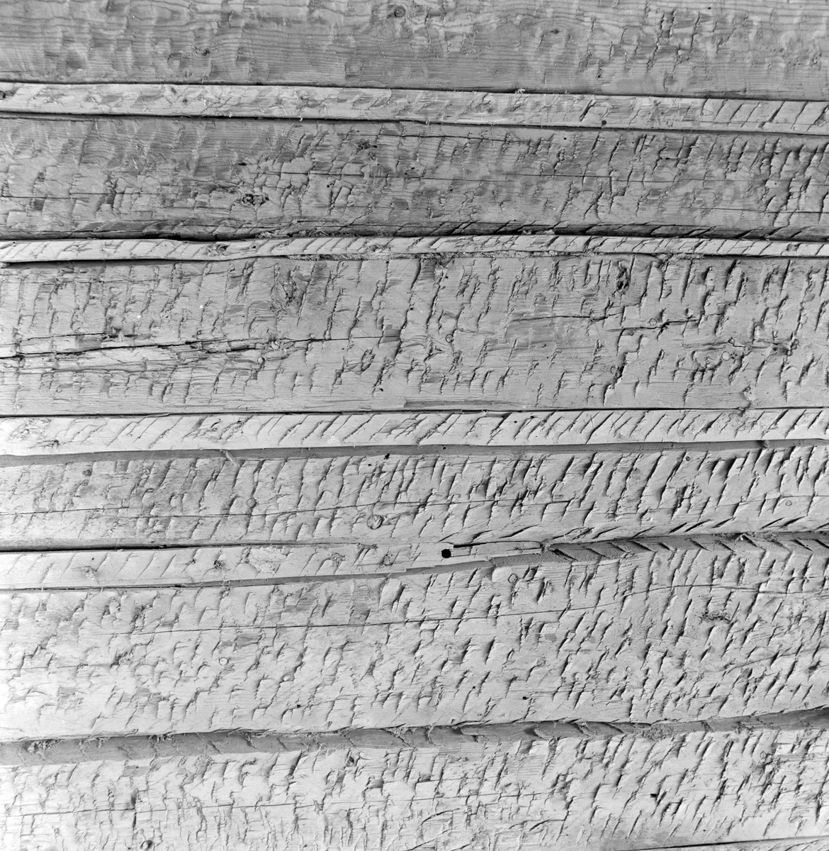 Sørum gård, Stange. Tømmervegg. Detalj innervegg. Panel fjernet.
Gnr.131 , bnr.1.