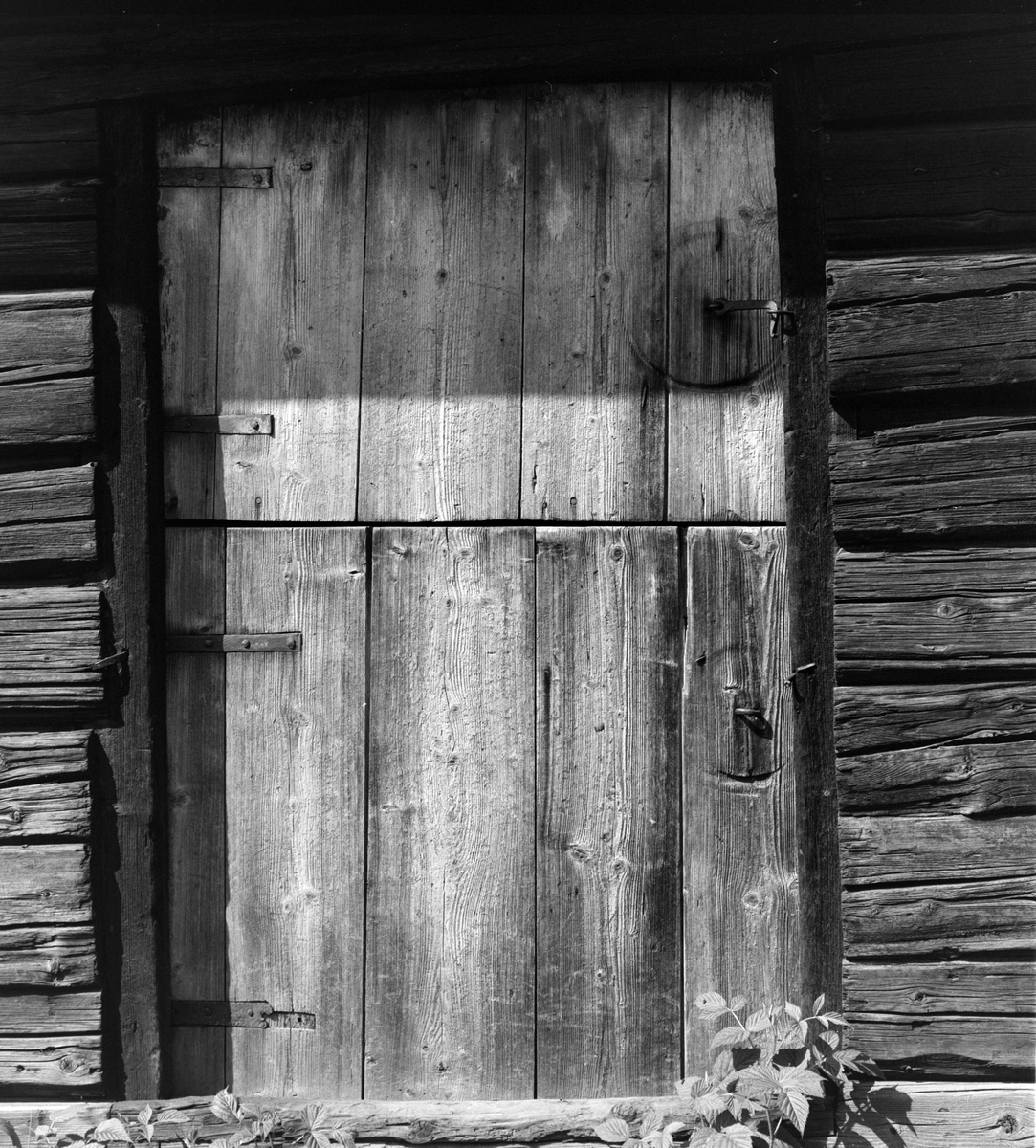 Sørum gård, Stange. Detalj, dør, bryggerhus.
Gnr.131 , bnr.1.