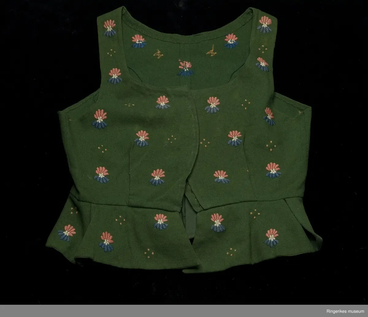 store kromblad (blomster) spredt ut på stoffet; prikker i gruppe på fire
