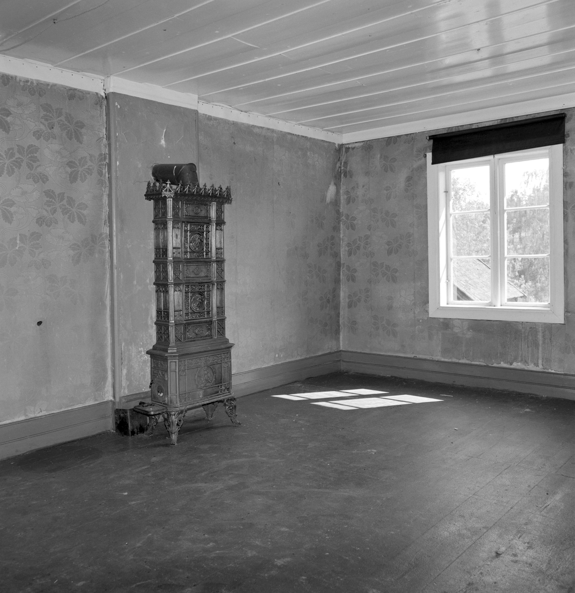 Sørum gård, Stange.Føderådsbygningen, etasjeovn, stue 2.etg.Gnr.131 , bnr.1.