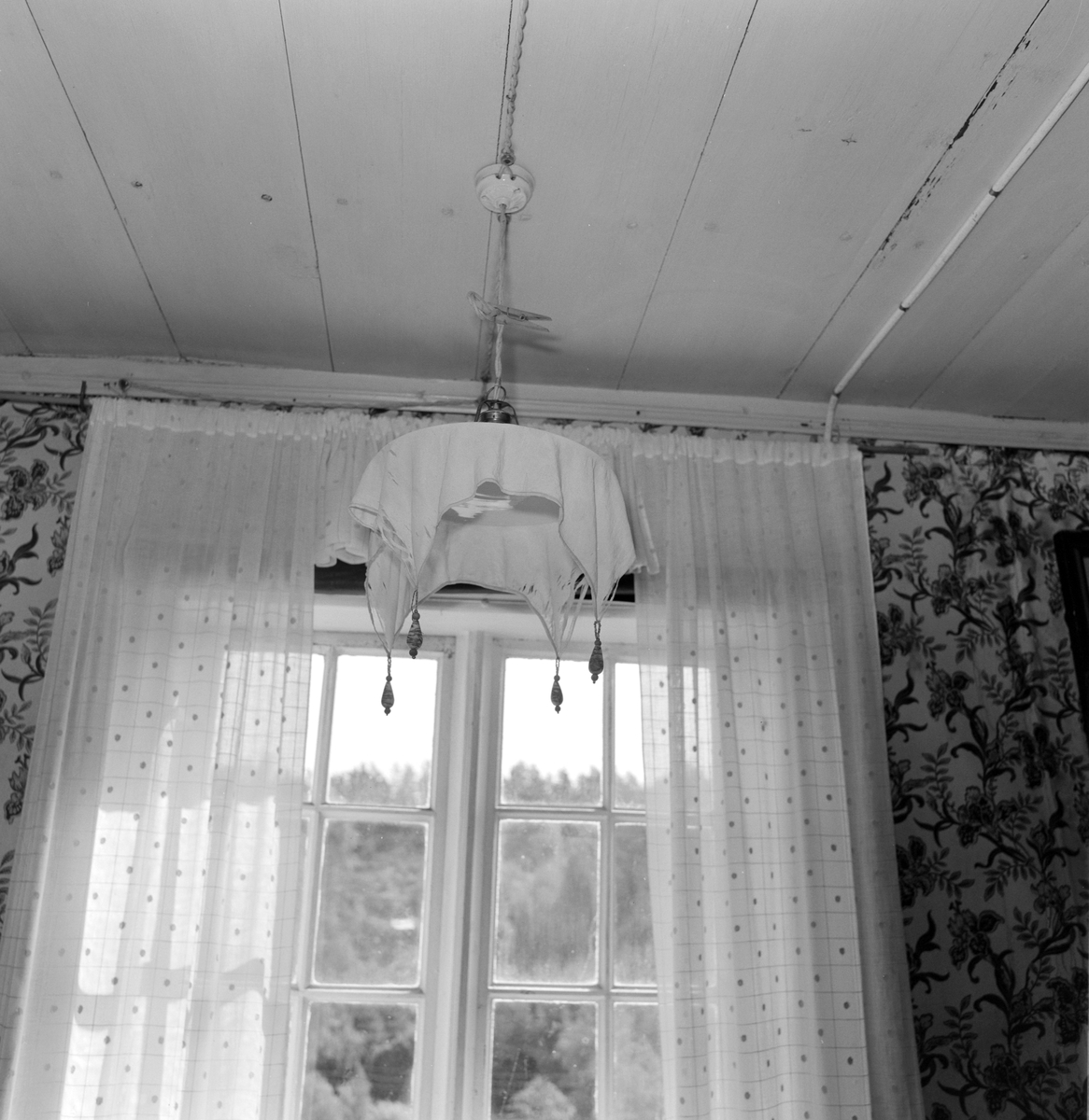 Sørum gård, Stange. Føderådsbygningen, kammers, soverom, seng, 2.etg. taklampe.Gnr.131 , bnr.1.