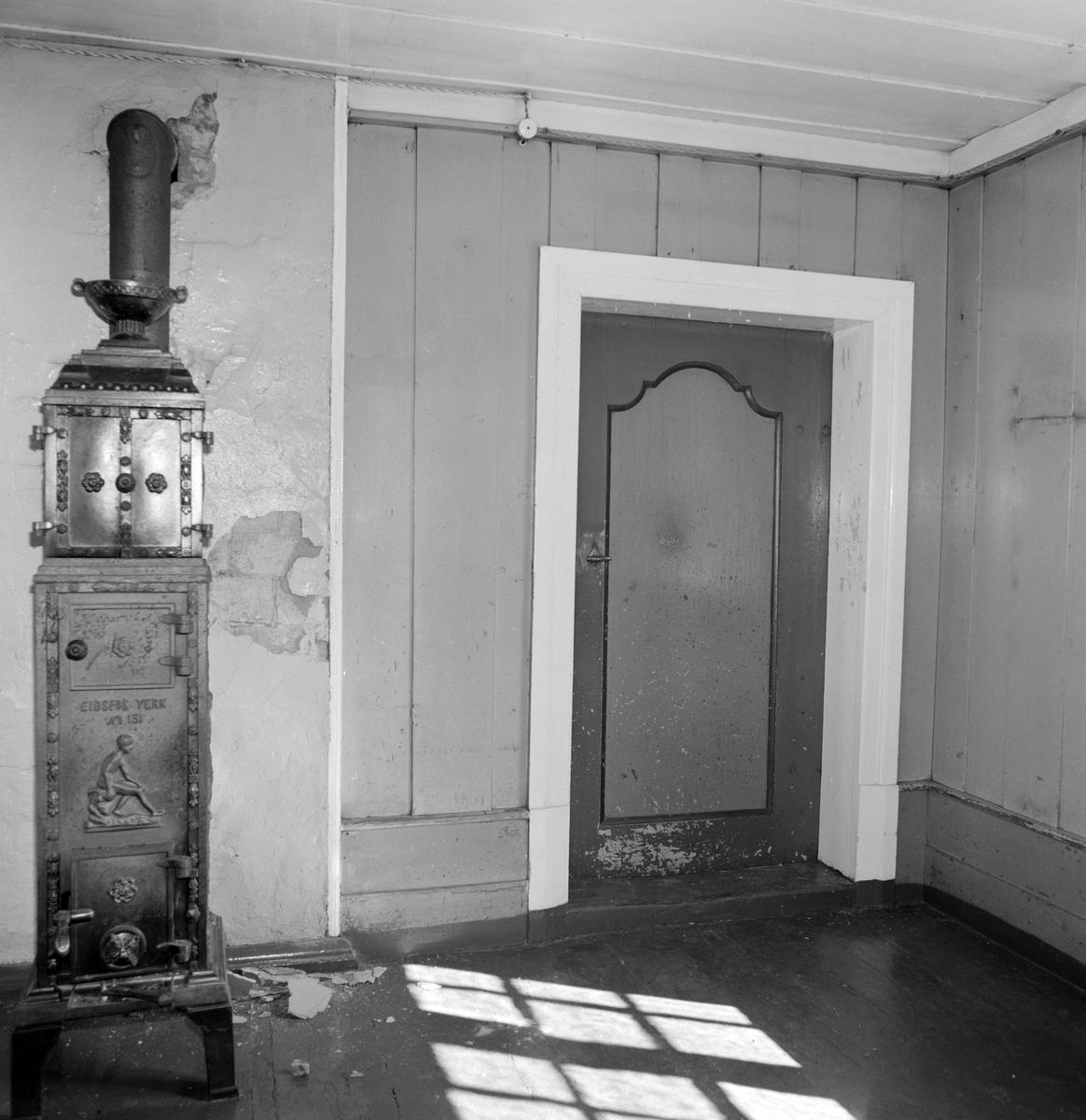 Sørum gård, Stange.  Føderødsbygningen, stue i 1 etasje, ovn Eidsfos verk no 151.
Gnr.131 , bnr.1.