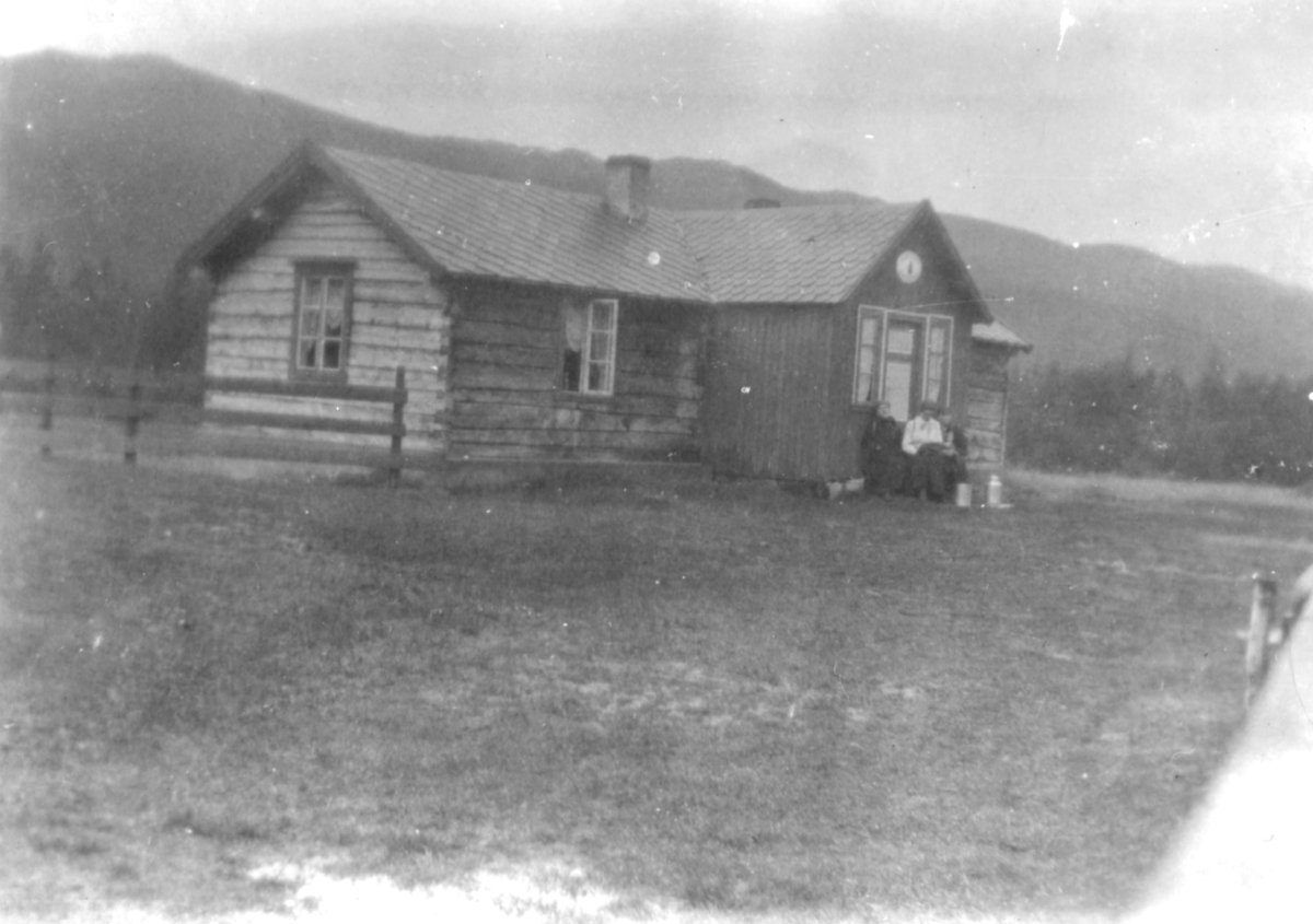 "Fra Gargia fjellstue. Finnmark. 1921." To personer står foran fjellstuen.