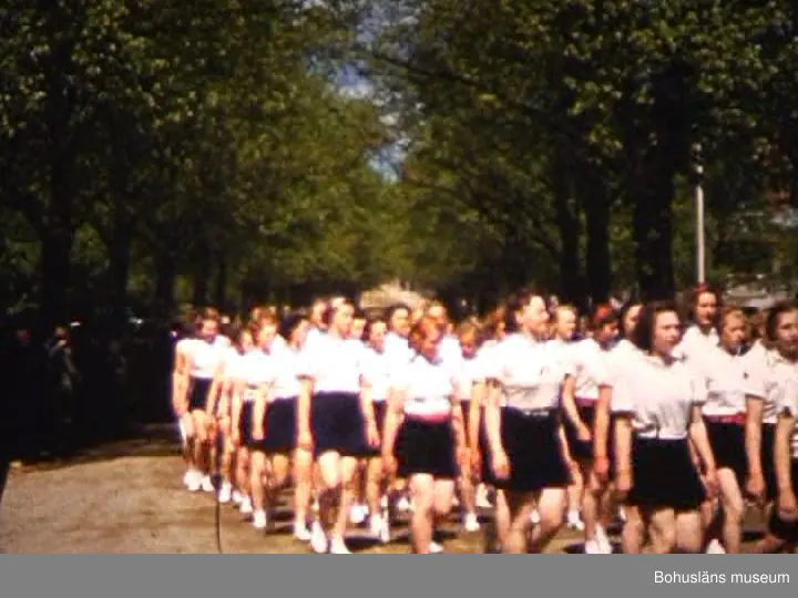 1. 100-årsjubileet av Lings gymnastik år 1938.
0862-929 Uppställning och marsch från Margretegärde Folkskola.
2. Barnens Dag år 1938.
0931-0951 Barnens Dag.
0945 Einar Dahl.
0948 Polis K. A. Svensson och i bakgrunden Kungsgatan österut. Byggnaden Kungsgatan 26 (Gunnar Persson) är under byggnad.
3. Besök av simmare Björn Borg, simtävling vid Svenskholmarna.
0952-1049
1030 Pråmen utlagd för att dämpa vågorna.
4. Svenska Flaggans Dag år 1941.
Fru Britta Gille till vänster.
Rektor Tage Rosenberg i mitten och till höger adjunkt Verner Pettersson.
Fröken Kerstin Thorard.
Edvin Jakobsson leder musikkåren på Rimnersvallen.
Vaktmästare Oskar "På Teatern" Andersson.
Överste Thorsten Rudenschiöld i talarstolen.
Rimnersvallens dåvarande huvudläktare och till vänster Vattenverket.
5. En baddag i Skeppsviken år 1938.
1171 Skeppsviken huvudbyggnaden, i bakgrunden Flaggberget.
1213 Göteborgsvägen söderut i höjd med tältplatsen.
1215 Kafé Skeppsviken (även vaktmästarbostad i 2:a våningen). Lilla kiosken till höger entré till golfbanan.
1223 Kaféet sett från Göteborgsvägen.
1226 Skylten "Till vänster Herrarnas och till höger Damernas badplats".
1230 Golfbanan. I bakgrunden Båthamnsvägen.
1231 Det flaggas på Flaggberget.
1233-1324 Folklivet vid och runt badplatserna och vid kafé och tältplats. Se och njut.
1253 Svenskholmarna och i bakgrunden RÅSKARVEN.
6. En sommardag i Hasselbacken.
Roskildestenen till minne av freden 1658.
"Vera" i Hasselbacken.