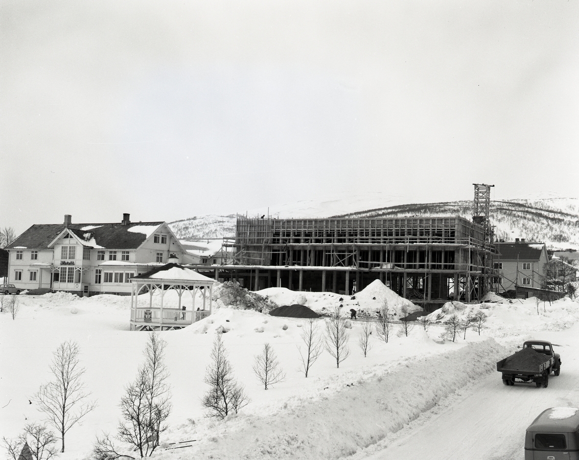 Sortland Hotell i mars 1965. Det nye hotellet under bygging til høyre. Det gamle hotellet til venstre ble revet i 1976 da nydelen av hotellet ble utvidet.