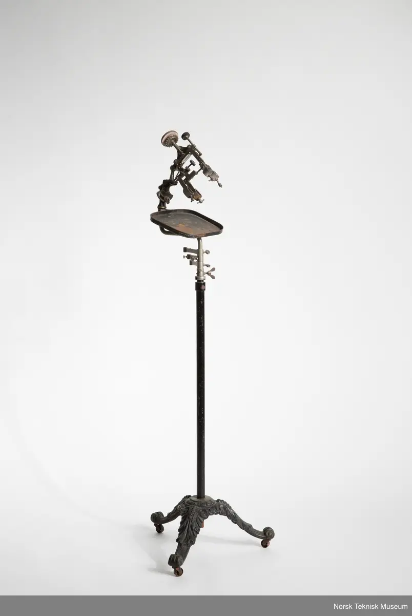 Stativ på trebenet jernfot m/hjul.