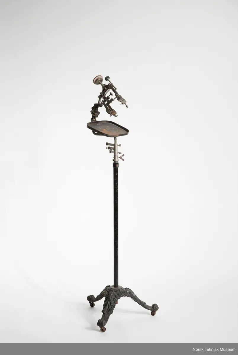 Stativ på trebenet jernfot m/hjul.