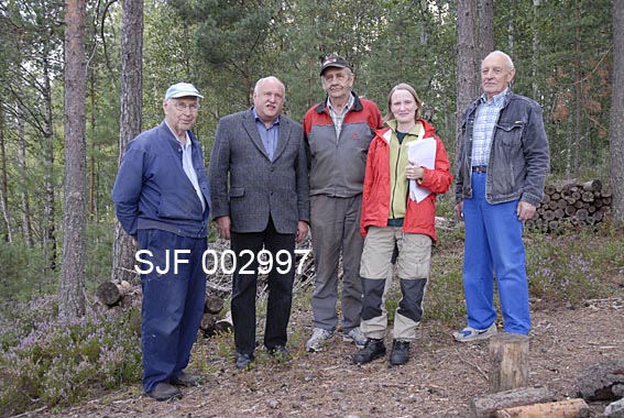 Deltakere på Norsk Skogmuseums befaring til Fallettjernet ved Bergfjerdingen i Rødenes, fotografert på Kattistangen i august 2010. Fra venstre: Johan Klund, Morten Lund, Kjell Klerud, Elisabet Sveingar Amundsen, Odd Dramstad. Vest for Kattistangen renner elva fra Fjellengtjernet ut. Noen meter innenfor elvemunningen krysser bilveien mellom Børresrud og Buviken elva. Under veibyggingen rundt 1970 kom det til syne en innretning av trespiler, som knyttes til kattisetradisjonen i stedsnavnet Kattistangen. 