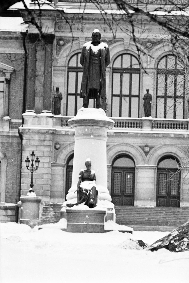 Snöklädd staty, Geijerstatyn, Universitetshuset, Uppsala 1967