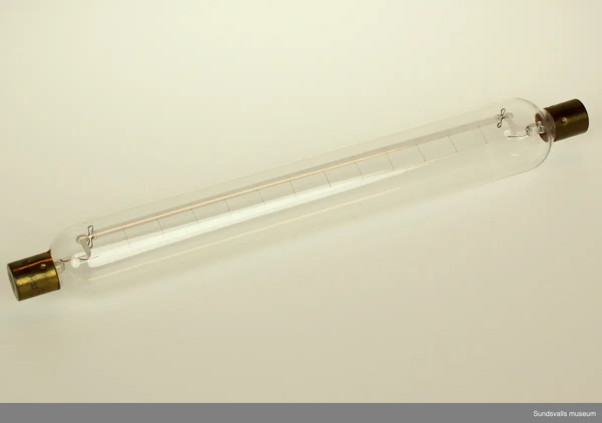 Avlång glaskropp med magnesiumtråd.