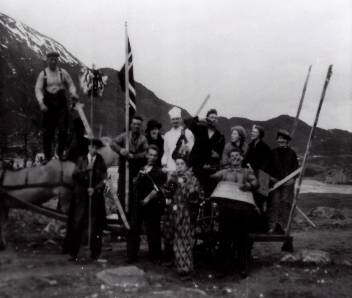 "Skrammeltog" i Blokken i Sortland 17. mai 1931. På bildet kan vi se en gruppe ungdommer med flagg, hest og vogn. Samme bilde som MNSF0438-004.