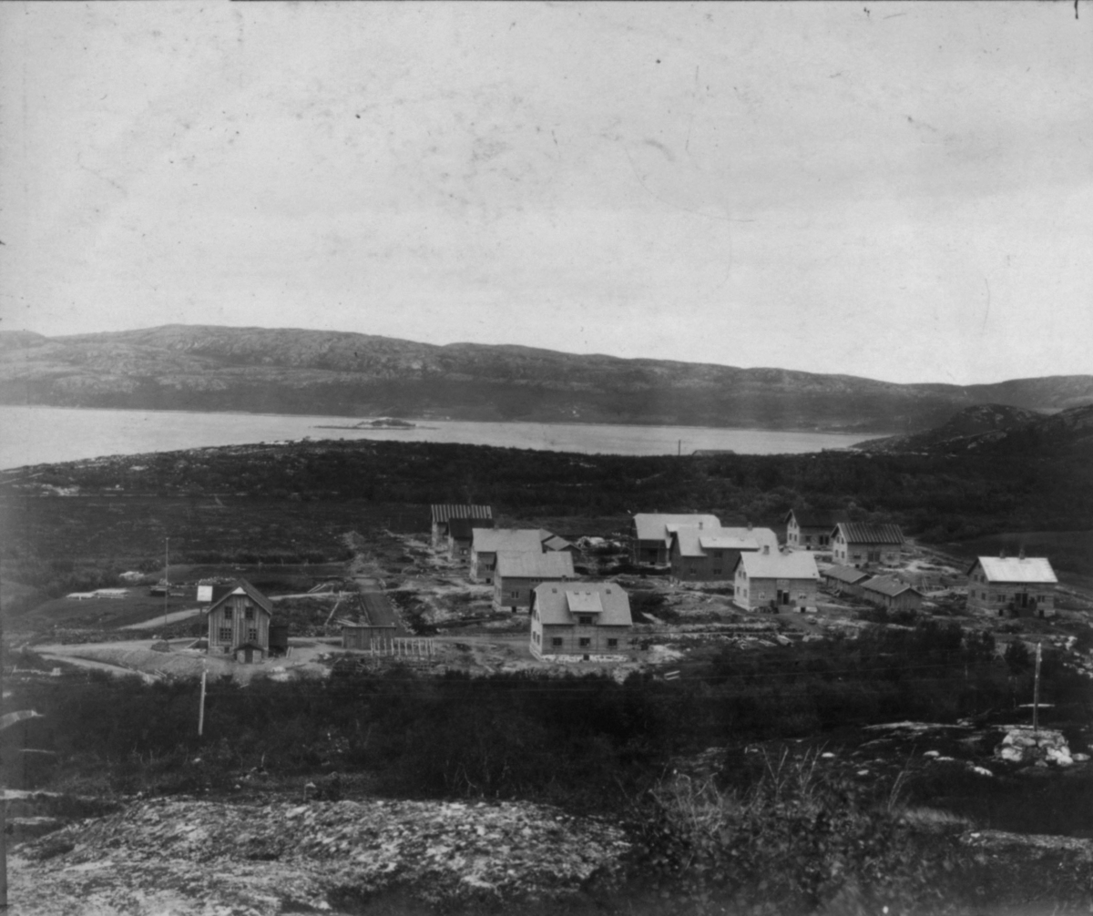 Bilde 2.2. Kirkenes fra Toppen, 24/7 1907. Bildet utgjør et panoramabilde sammen med bilde 2.1.