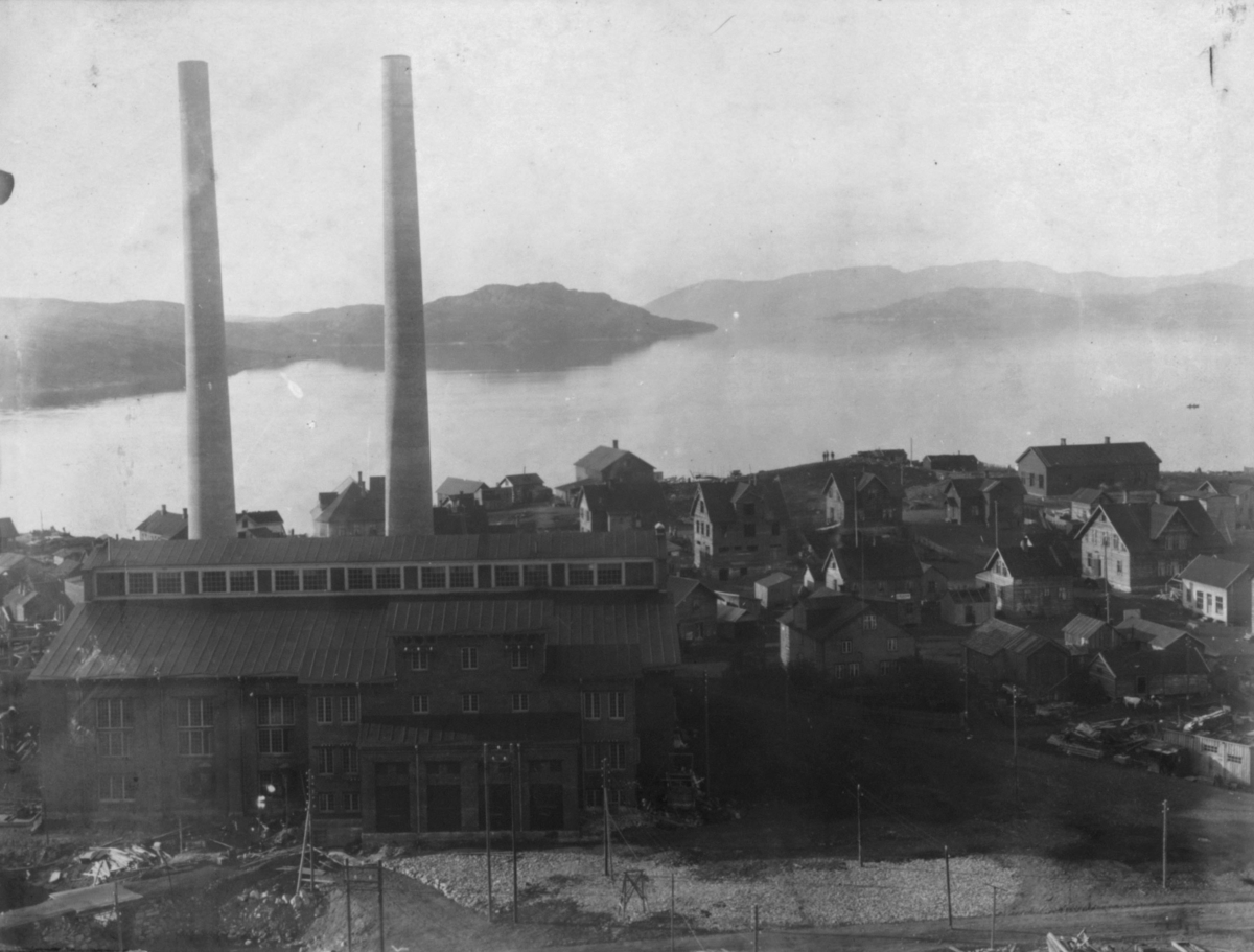 Bilde 335.1. Flott panorama over Kirkenes. 11/7 1910. Dette bildet utgjør et panoramabilde sammen med bildene 335.2 og 335.3.
Det store bygget med to piper i forgrunnen var dampsentralen.