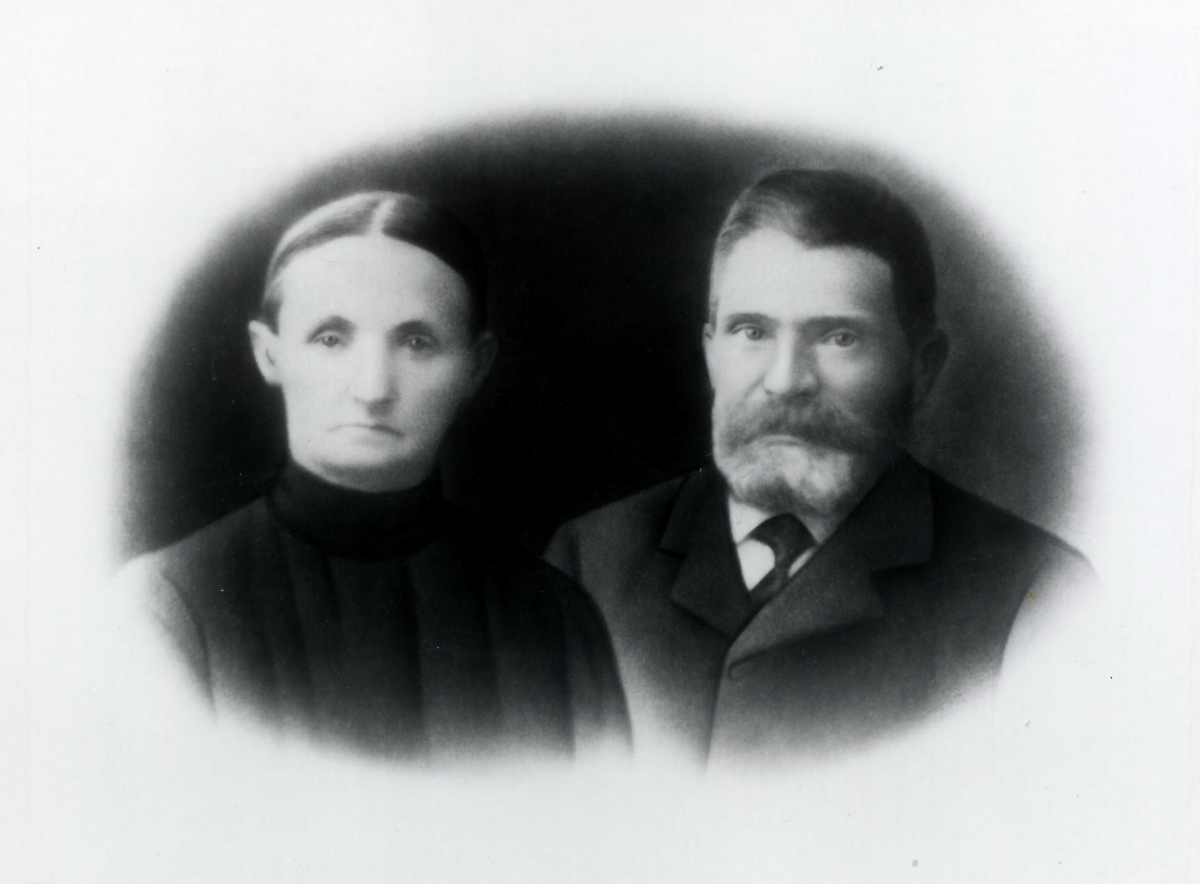 Dette er besteforeldrene til Gunvor Steiro på farssiden,
Indianna Ovedia og Anton Martin Olsen. De fikk 8 barn,
Olianna Kristine (f. 07.12.1883)
Josefine Ovidia (f. 05.04.1885)
Namine Julie (f. 09.02.1887)
Othilie Albara Antonie (f. 02.05.1890)
Angel Ingvald (f. 12.09.1891)
Arthur Kristoffer (f. 08.07.1893, d. 19.04.1970)
Jonetta Albertine Julie (f. 12.07.1896)
Thorleif (f. 24.03.1899)
Kristian (f. 25.05.1903, d. 25.03.1913)

(Se vedlagt ark angående en hendelse på Innerbrokløysa)