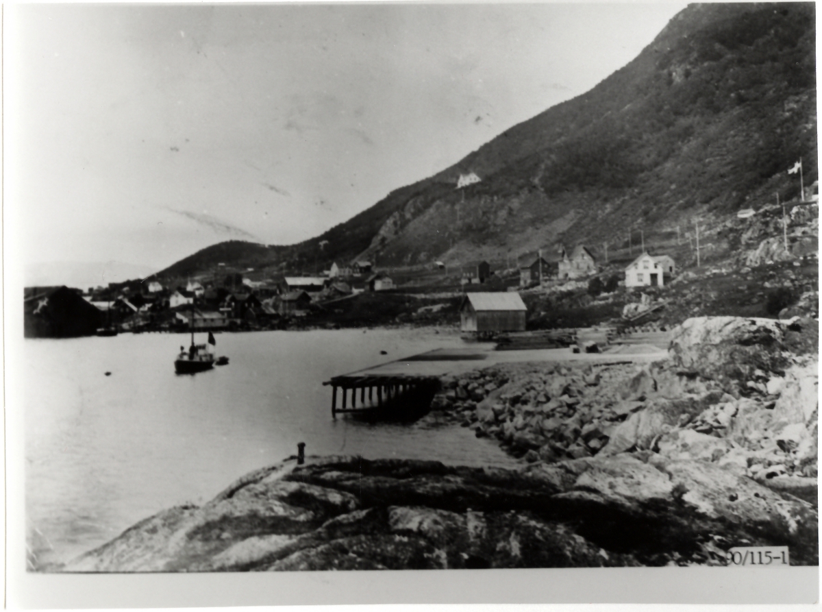 Norrøna tønnefabrikk og sildesalteri under bygning. Et av mange anlegg Hindøs Damskipselskap bygget opp i Sigerfjord etter at de flyttet sin virksomhet dit i 1897 fra Kvitnes. Hindø var en pioner innenfor agnføring og ferskfisktransport. 

Kaia i forgrunnen er Hindøkaia før det kom hus på den. Huset i fjæra bak er Domenhuset der det var trandamperi (Oppl. fra Sig.fj: pensjonistfor. 28.10.08).