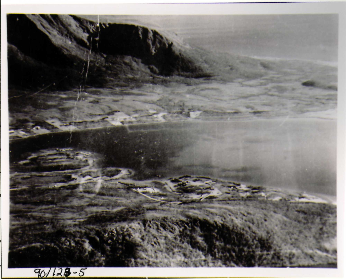 Flyfoto av Holmen, Kvalsaukan, deler av Kringelen og utløpet av Hognfjorden